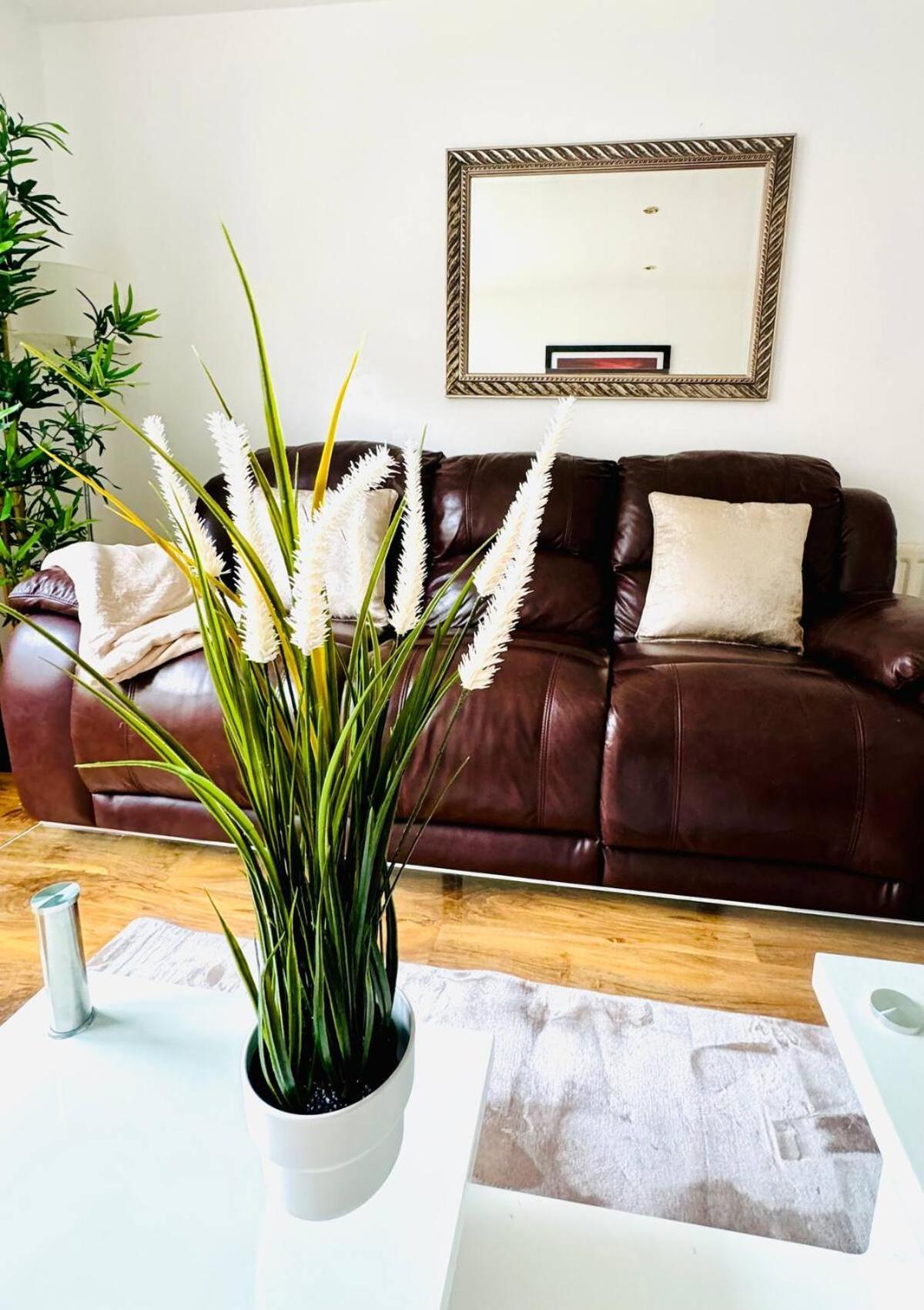 Modern 2 Bedroom Gf - Centre - Private Car Park Apartment
